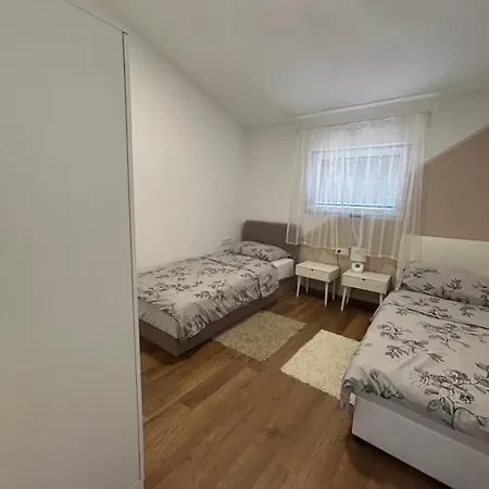 Lorna Apartment Turanj