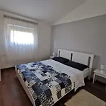 Lorna Apartament *