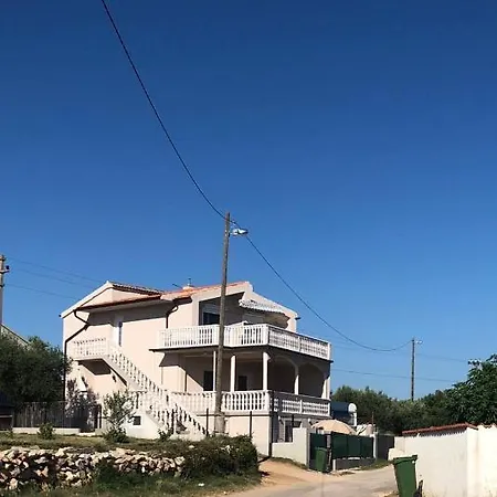 Διαμέρισμα Lorna *